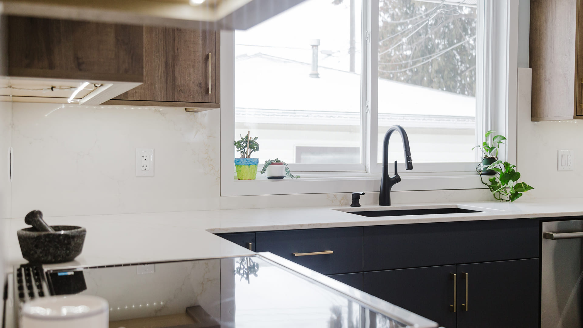 Modern-Kitchen-Countertop-With-Black-Faucet-And-Dark-Cabinets