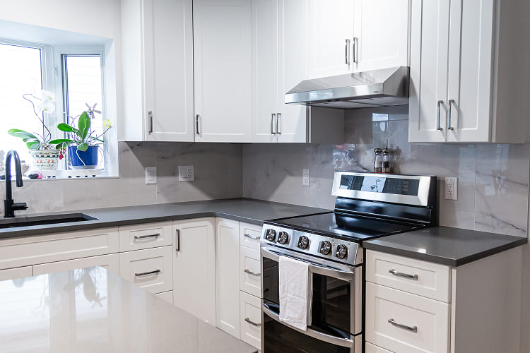 White-Shaker-Kitchen-Cabinets-With-Stainless-Steel-Range-Hood
